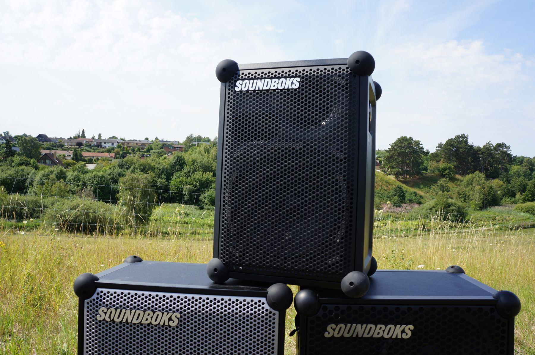 Soundboks Mix i det fri ved solnedgang