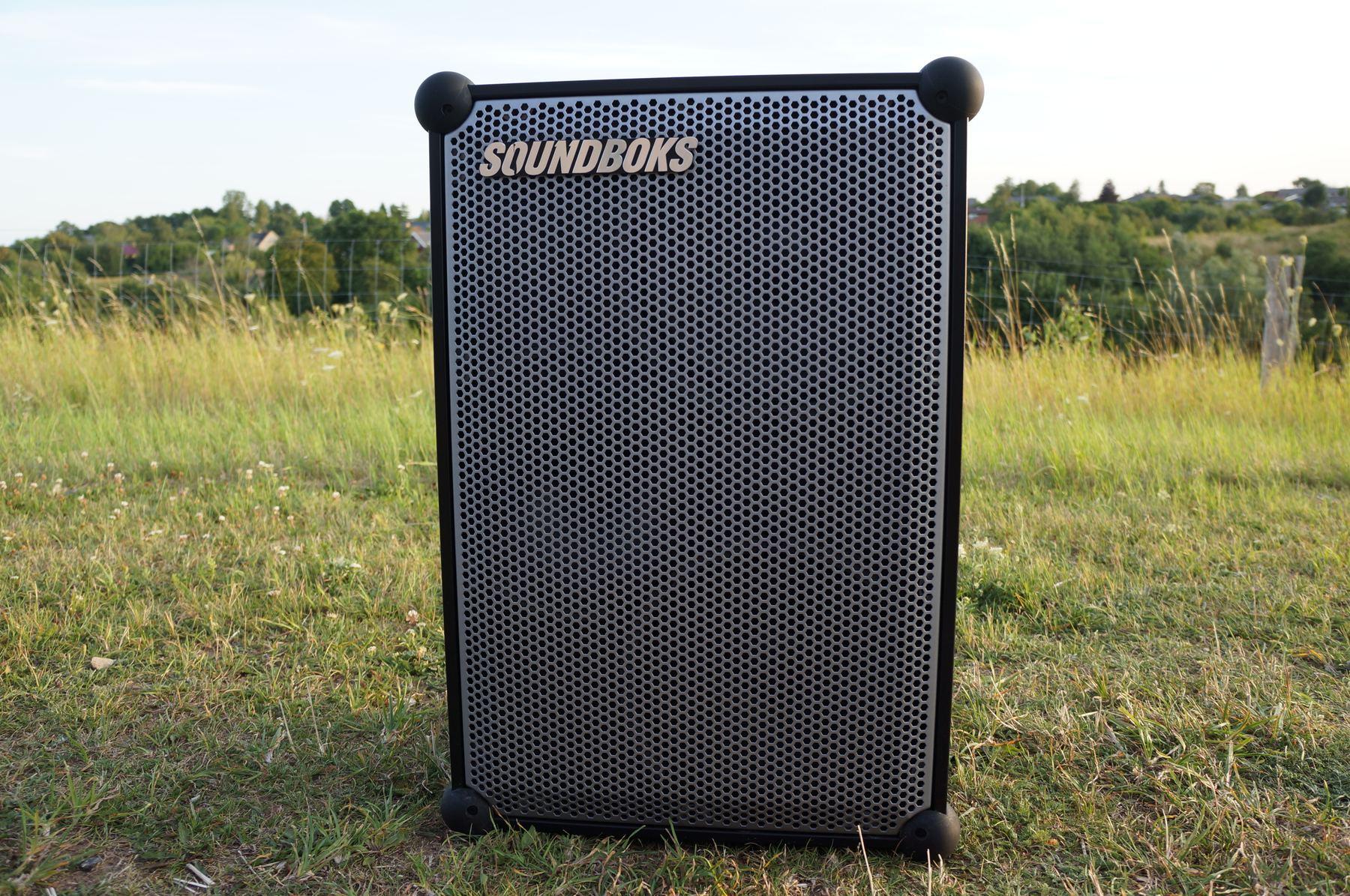Soundboks 4 i det fri ved solnedgang